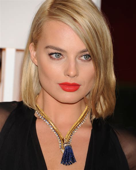 margot robbie necklace.